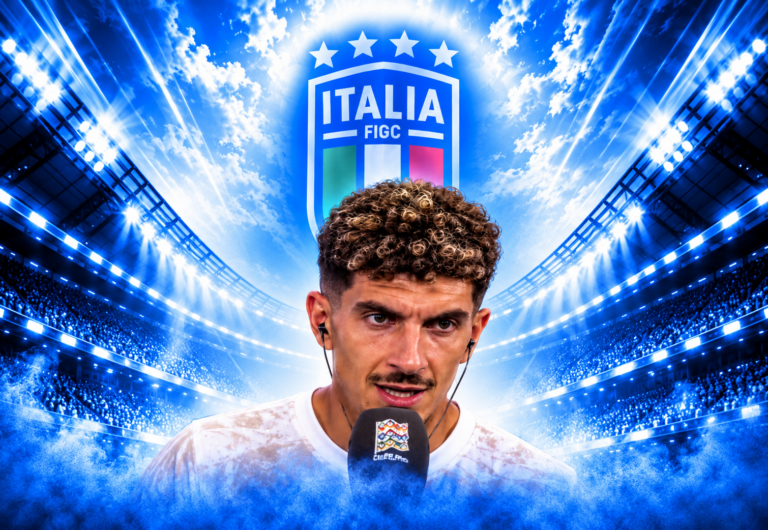 Giovanni Di Lorenzo con gli auricolari e il microfono dopo la sconfitta dell'Italia contro il Belgio, con lo stemma della FIGC sullo sfondo