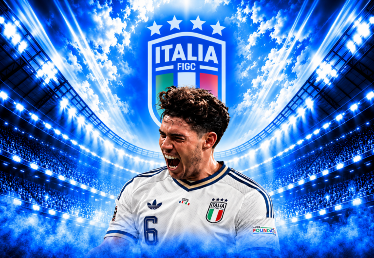 Alessandro Bastoni con la maglia azzurra numero 6 esulta grintoso davanti allo stemma della FIGC e al pubblico dello stadio