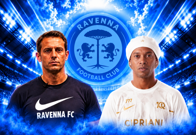 Il presidente del Ravenna Ignazio Cipriani con la maglia del club e Ronaldinho affiancati allo stemma ufficiale del Ravenna FC