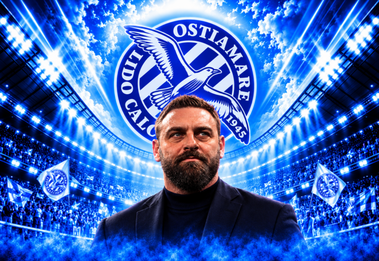 Daniele De Rossi con sguardo deciso in primo piano davanti allo stemma ufficiale blu e bianco dell'Ostiamare Lidocalcio 1945